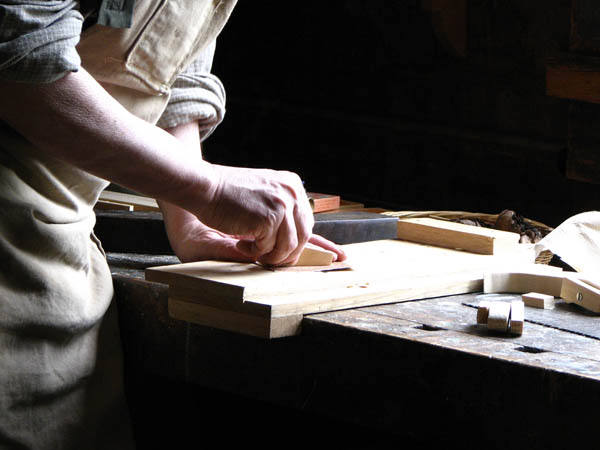 Ofrecemos un servicio de <strong>carpintería  de madera y ebanistería en Lezáun</strong> adaptado a las necesidades del <strong>cliente</strong>.